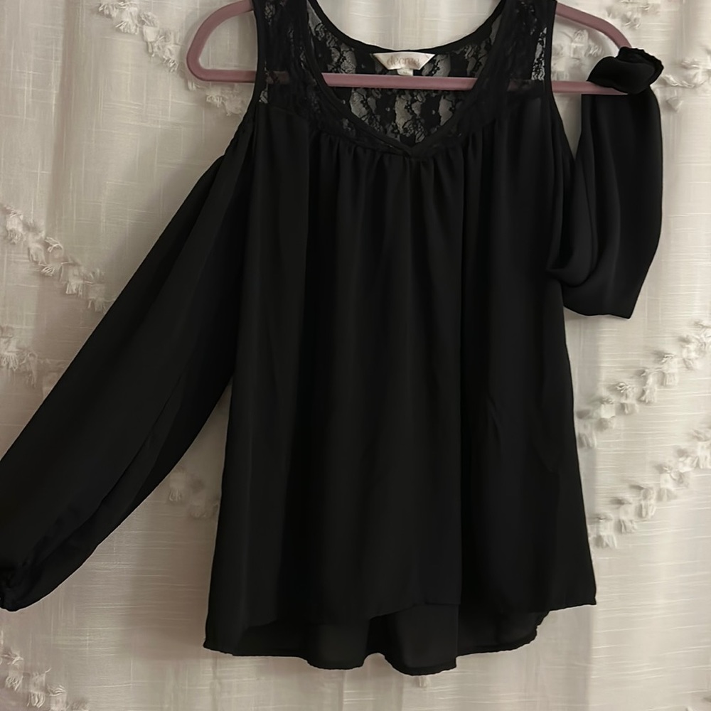 Decree Lacey black sleek shoulder peekaboo